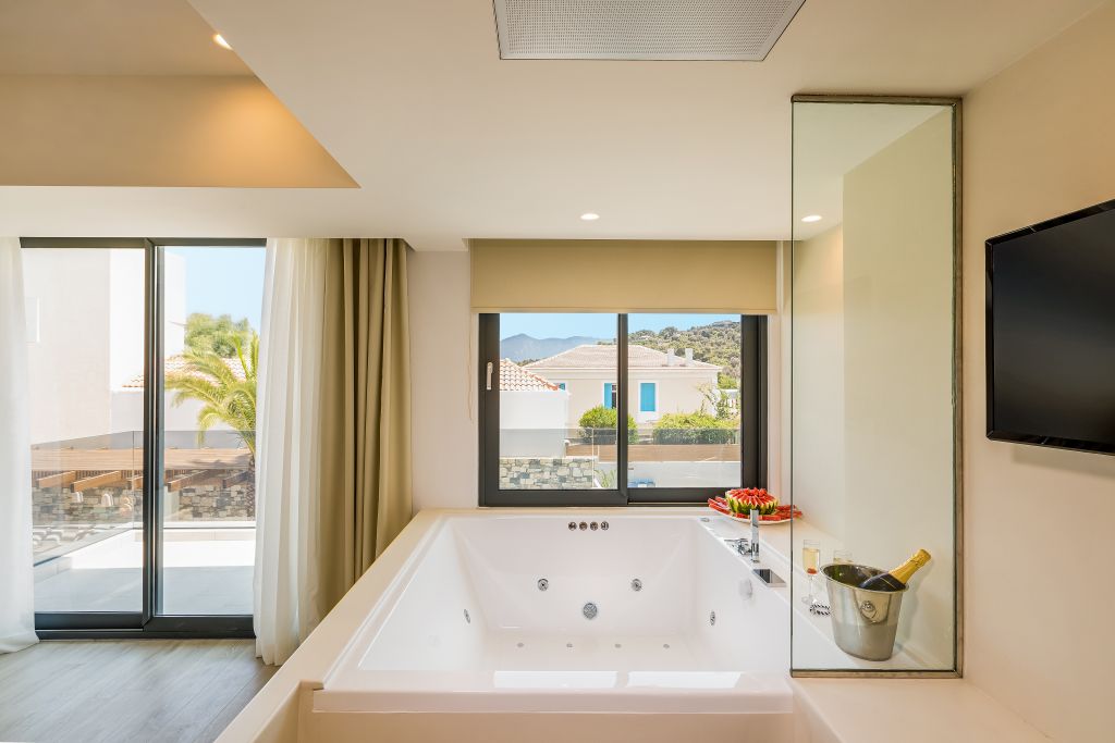 Deluxe Suite with indoor Jacuzzi