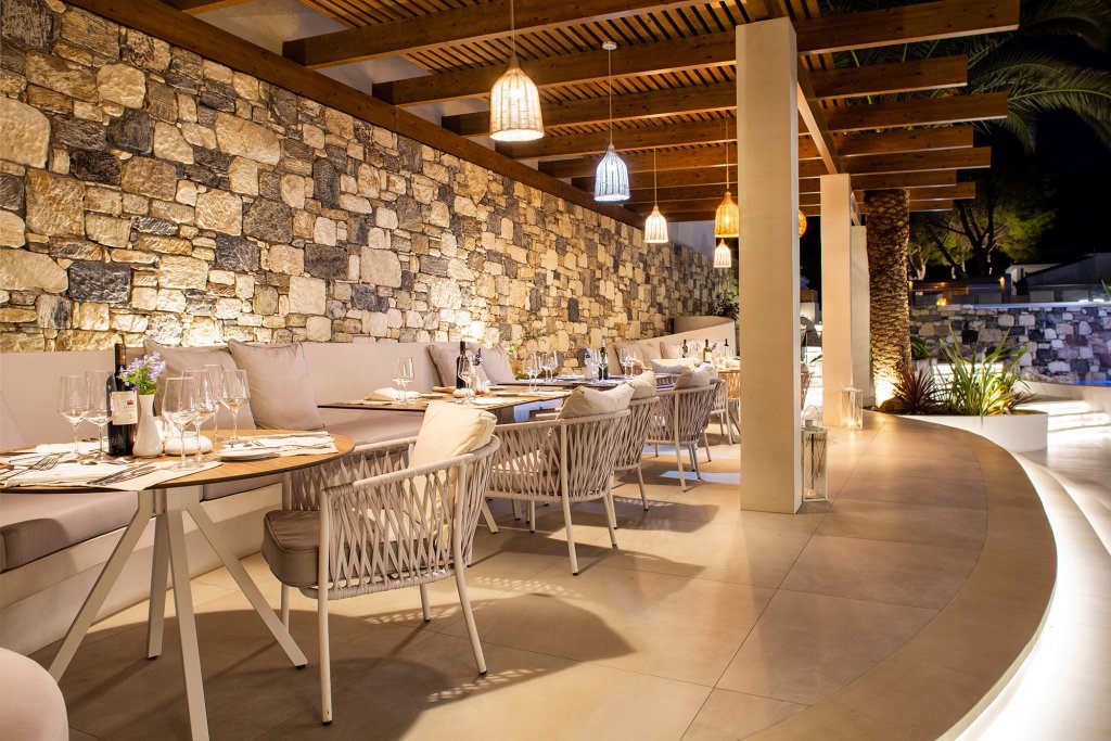RESTAURANTS & BARS