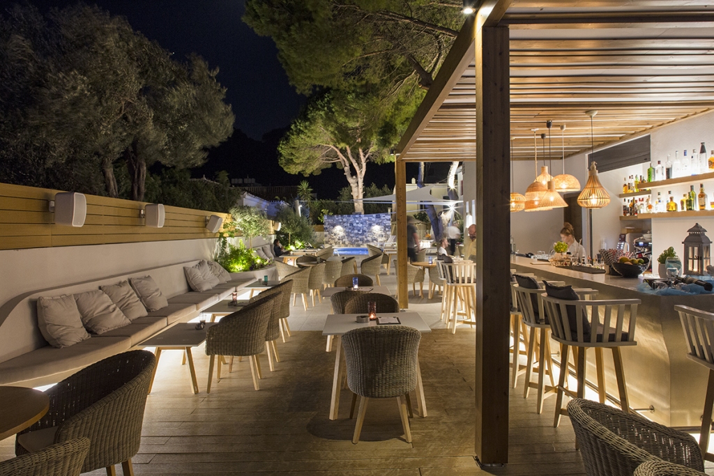 RESTAURANTS & BARS